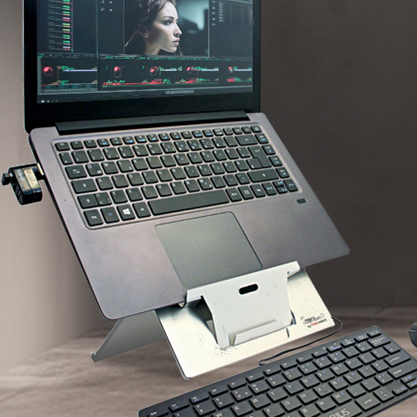 a laptop with the Standivarius USB 3-Port Hub connected, the laptop is on the Standivarius Oryx evo D, also in the image is the Standivarius Piano II and Standivarius Hi! Wireless Mouse